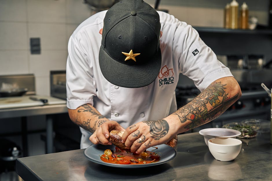 Chef professionista che prepara un piatto di alta cucina