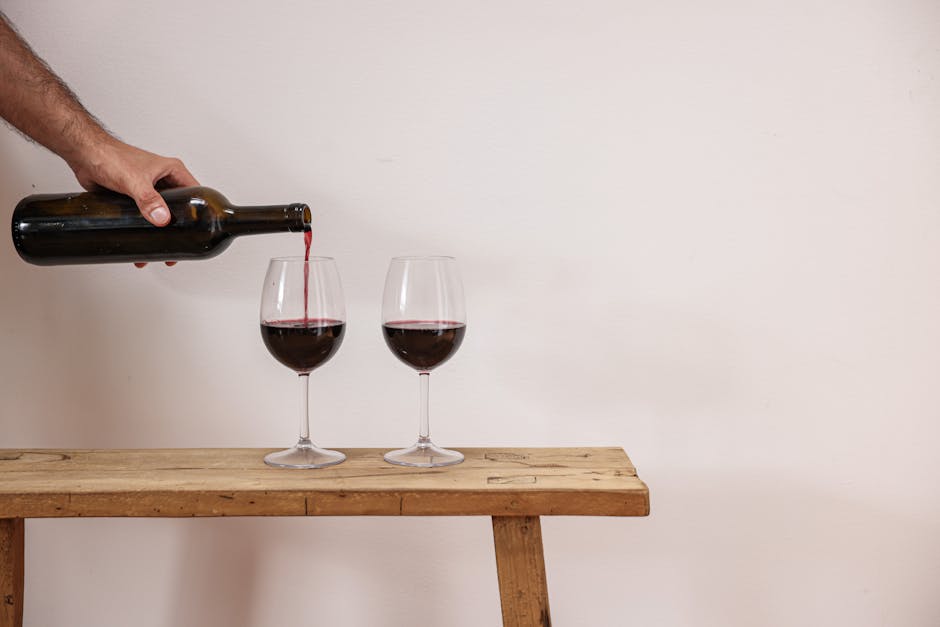 Versamento di vino rosso in una tipica osteria