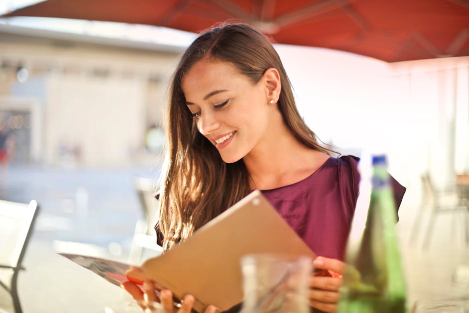 Lettura del menu in un ristorante di alta cucina