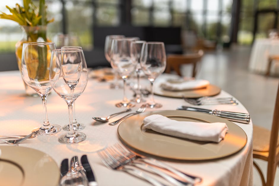 Elegante tavola imbandita di un ristorante stellato